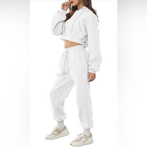 White matching sweatsuit - cropped hoodie & joggers!